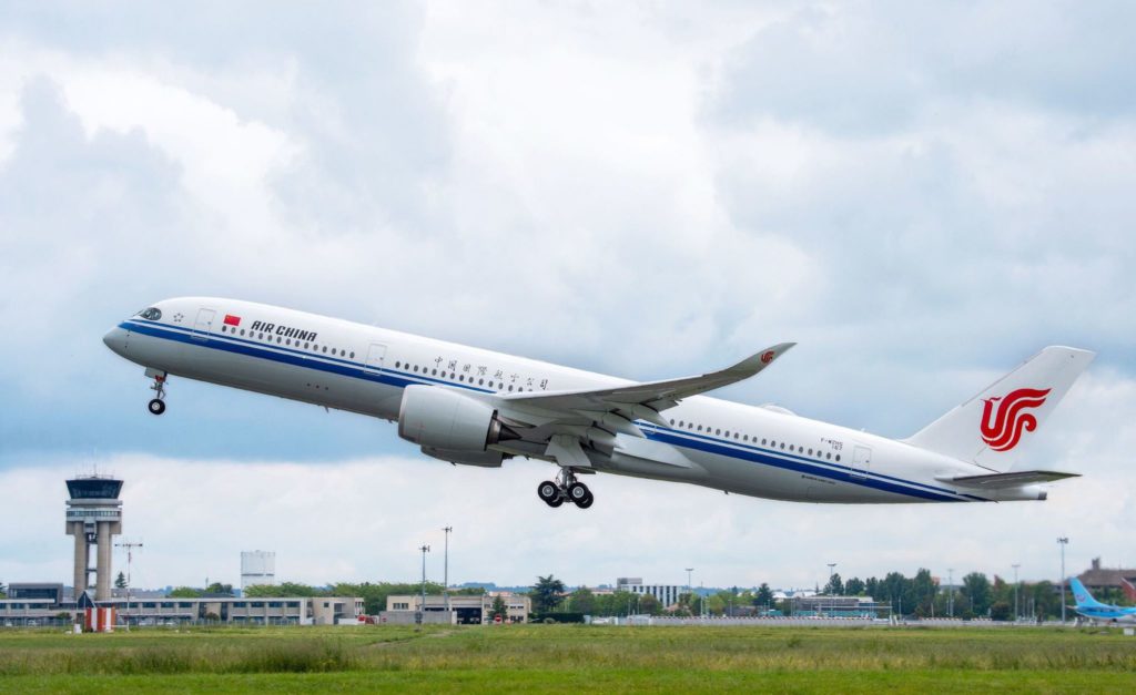 Avions Boeing aux couleurs d'une compagnie chinoise au décollage